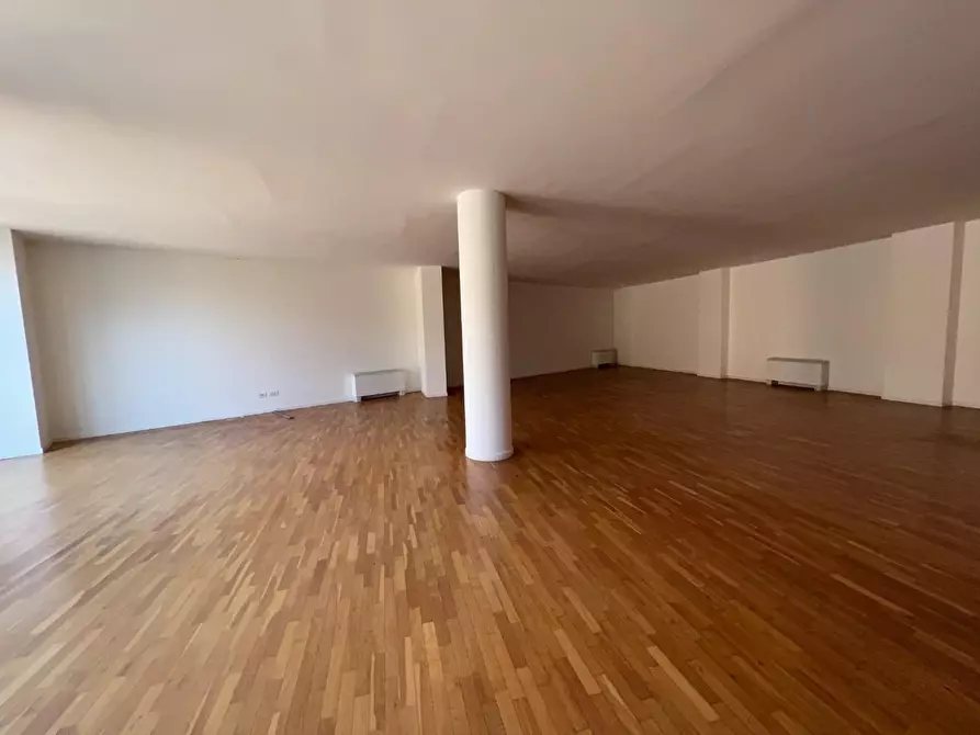 Immagine 11 di Ufficio in affitto  a Lucca