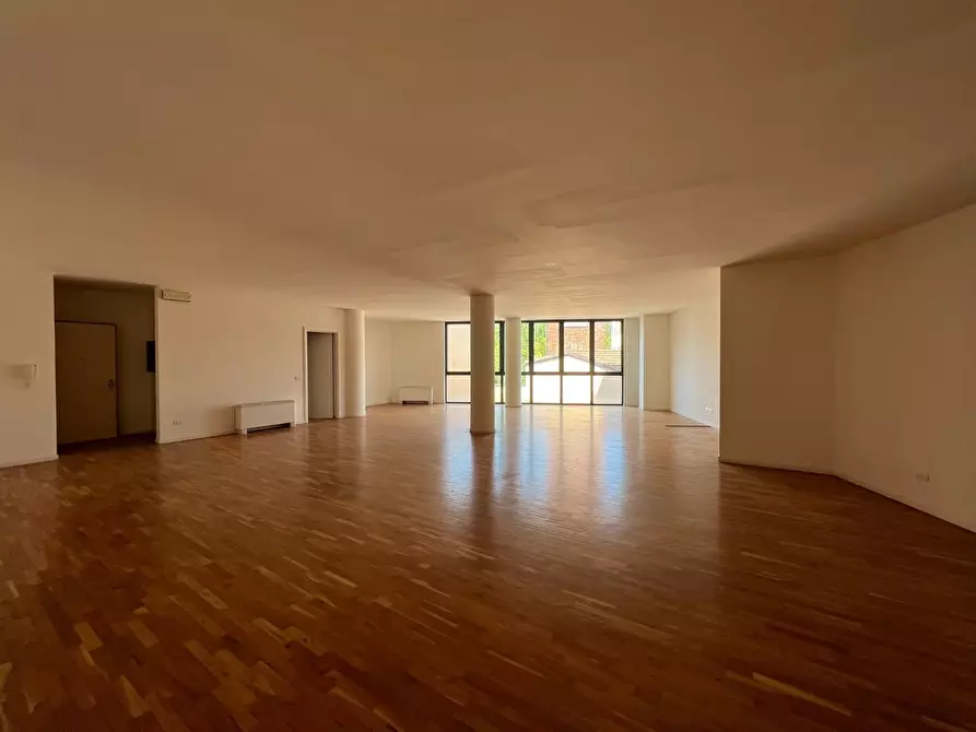 Immagine 4 di Ufficio in affitto  a Lucca