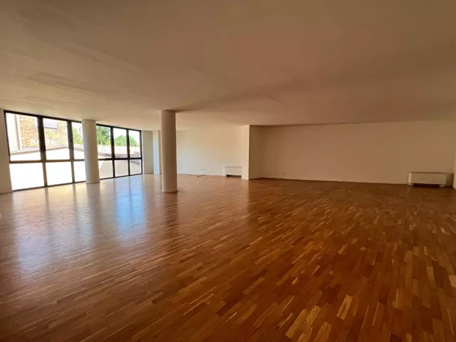 Immagine 2 di Ufficio in affitto  a Lucca