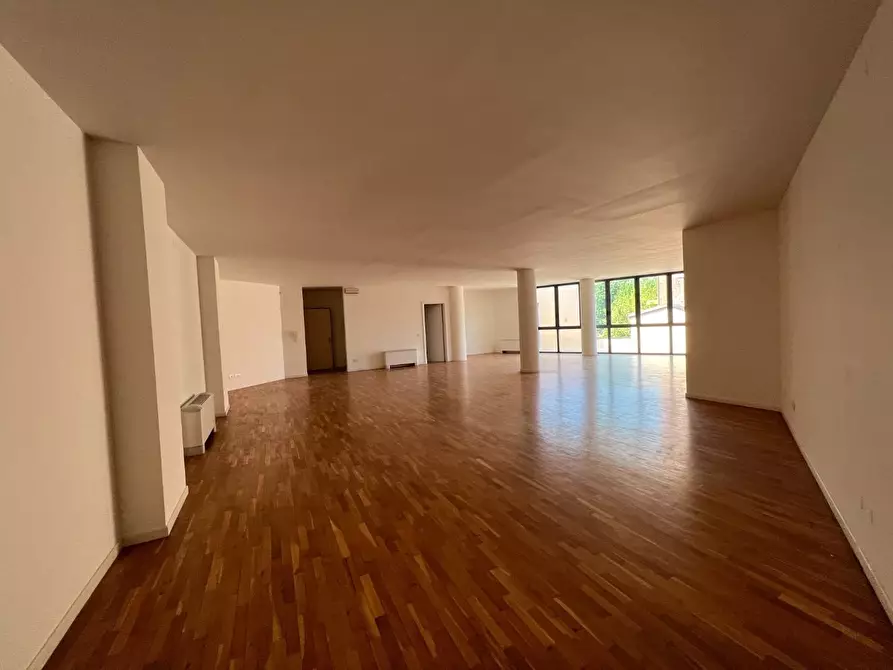 Immagine 5 di Ufficio in affitto  a Lucca