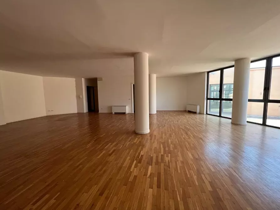 Immagine 8 di Ufficio in affitto  a Lucca