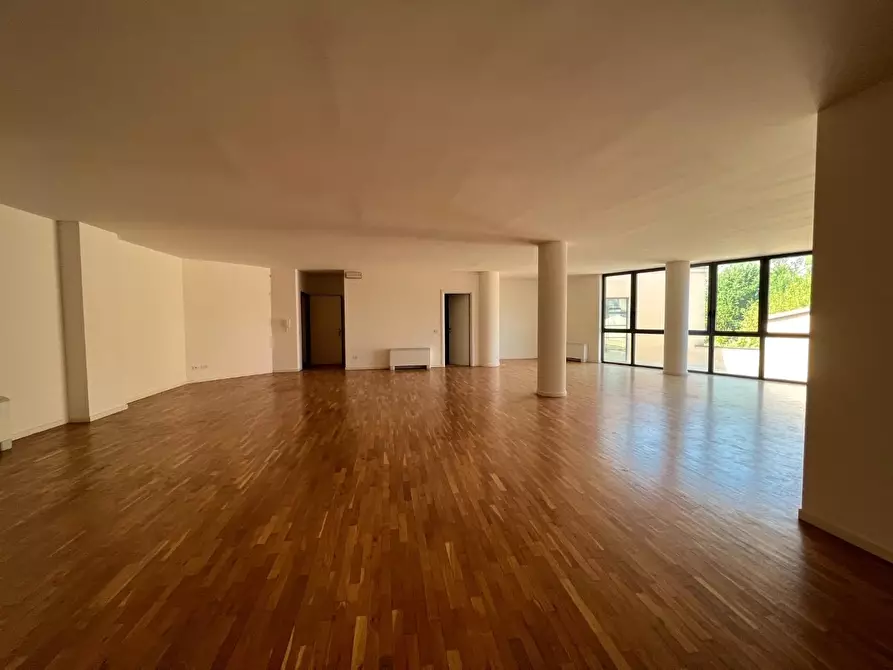 Immagine 6 di Ufficio in affitto  a Lucca