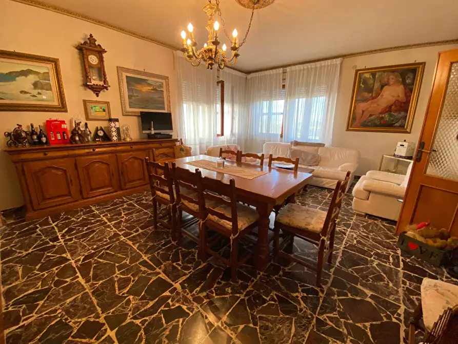 Immagine 4 di Villa in vendita  a Pontedera