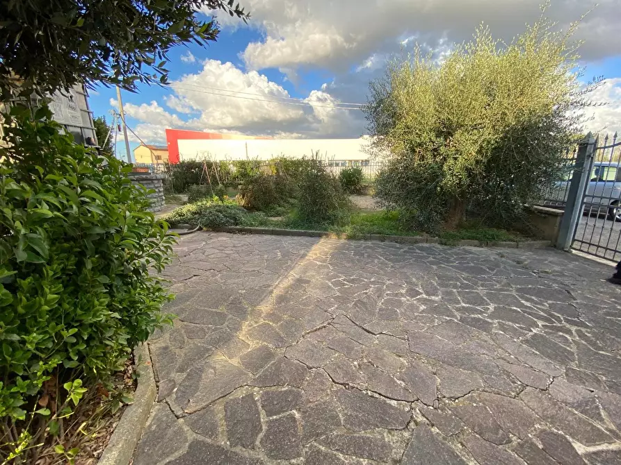 Immagine 2 di Villa in vendita  a Pontedera