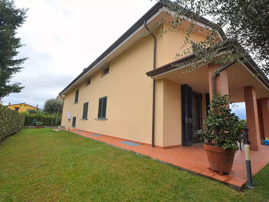 Immagine 2 di Villa in vendita  a Lucca