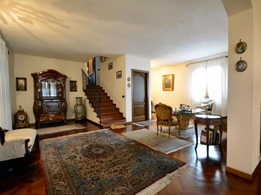 Immagine 4 di Villa in vendita  a Lucca