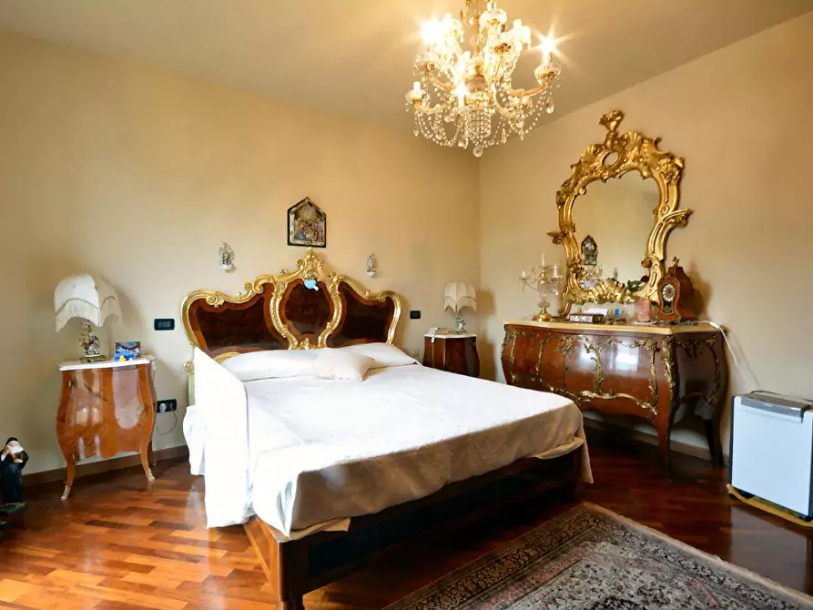 Immagine 11 di Villa in vendita  a Lucca