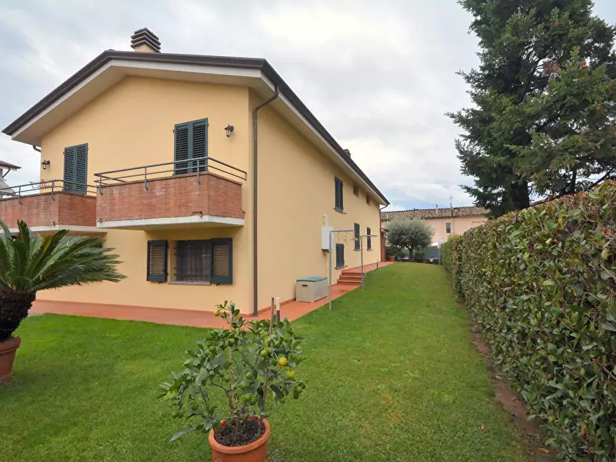 Immagine 26 di Villa in vendita  a Lucca