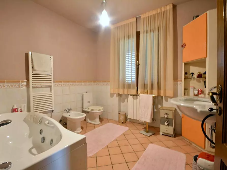 Immagine 13 di Villa in vendita  a Lucca