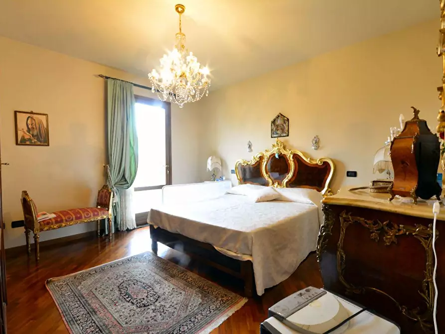 Immagine 10 di Villa in vendita  a Lucca