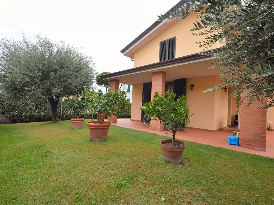 Immagine 1 di Villa in vendita  a Lucca
