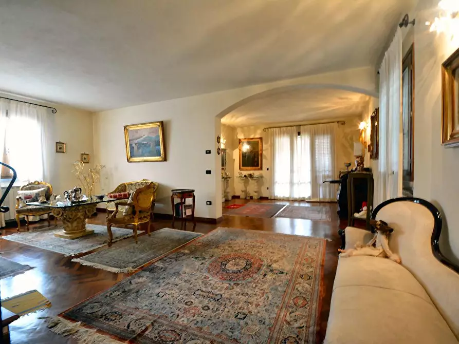 Immagine 1 di Villa in vendita  a Lucca