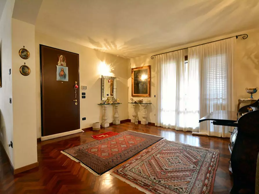 Immagine 5 di Villa in vendita  a Lucca