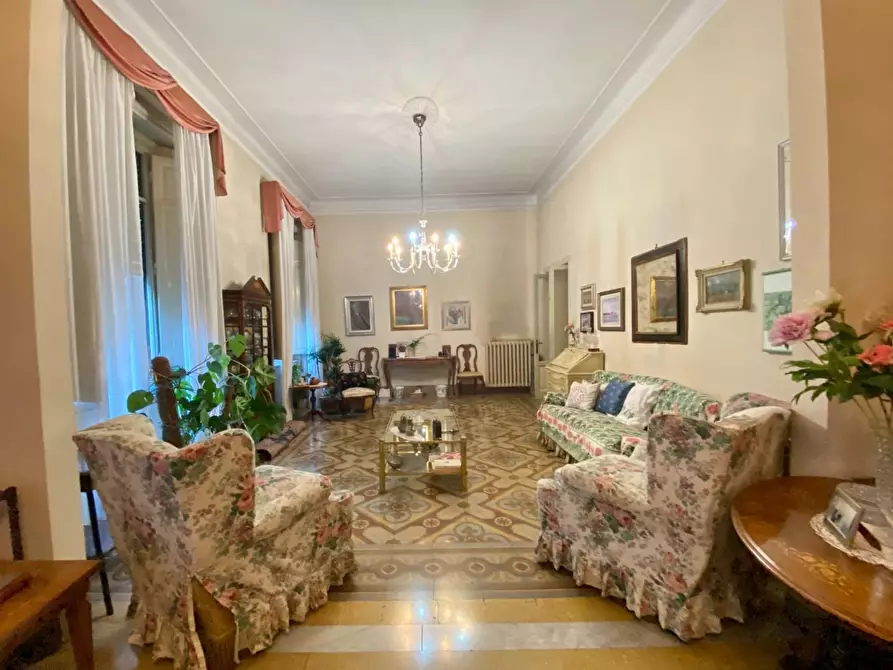 Immagine 1 di Villa in vendita  a Lucca