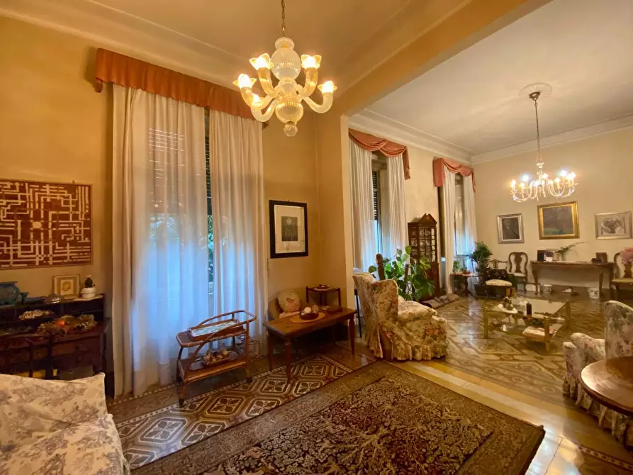 Immagine 5 di Villa in vendita  a Lucca