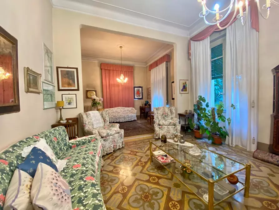 Immagine 2 di Villa in vendita  a Lucca