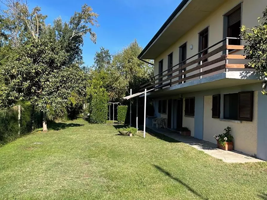 Immagine 2 di Villa in vendita  a Forte Dei Marmi