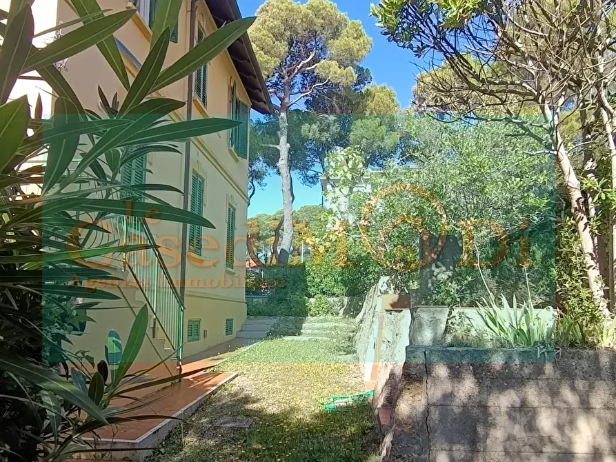Immagine 3 di Villa in vendita  a Livorno
