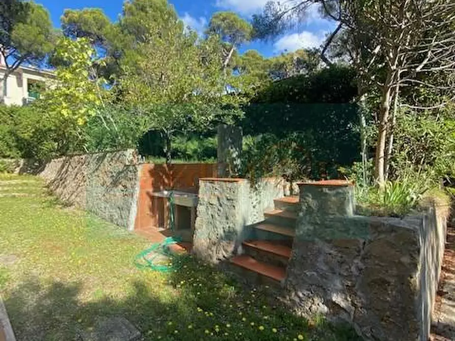 Immagine 11 di Villa in vendita  a Livorno