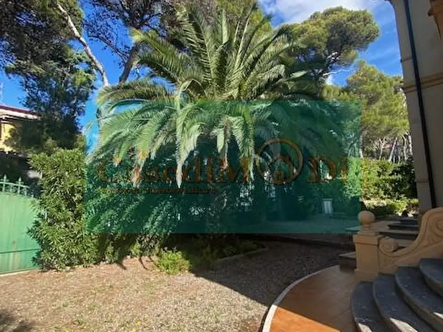 Immagine 8 di Villa in vendita  a Livorno