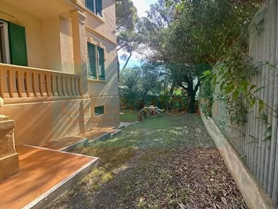 Immagine 2 di Villa in vendita  a Livorno