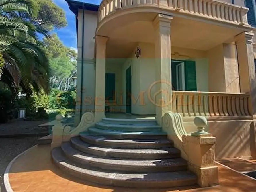 Immagine 1 di Villa in vendita  a Livorno