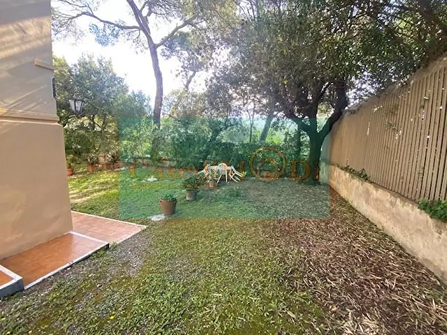 Immagine 9 di Villa in vendita  a Livorno