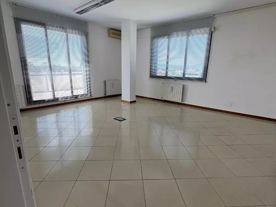 Immagine 14 di Ufficio in affitto  a Pisa