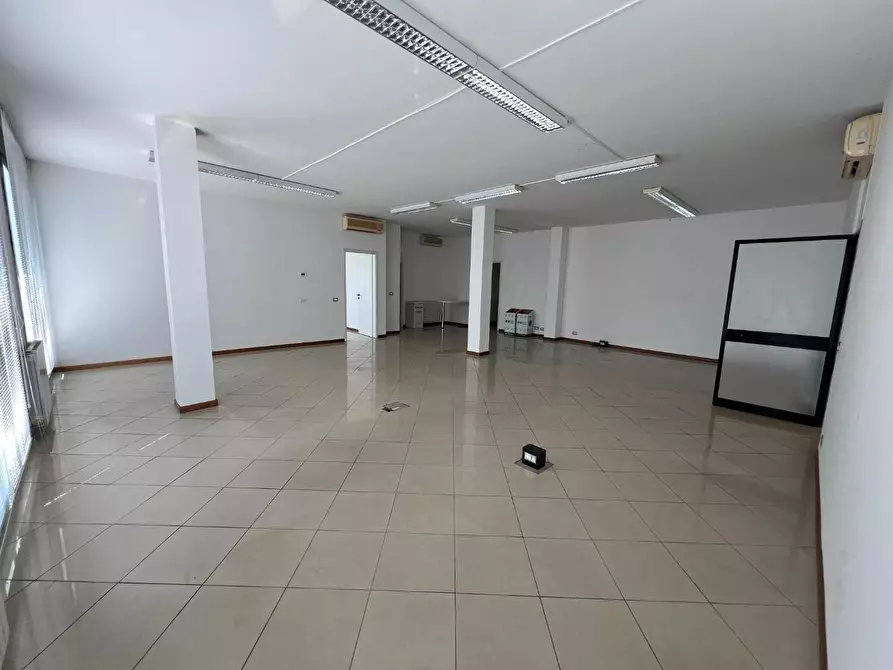 Immagine 15 di Ufficio in affitto  a Pisa