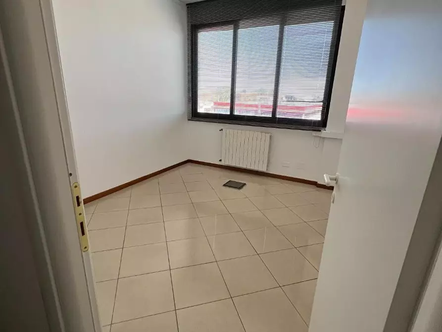 Immagine 7 di Ufficio in affitto  a Pisa