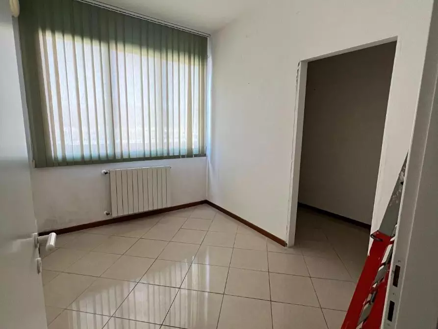 Immagine 11 di Ufficio in affitto  a Pisa