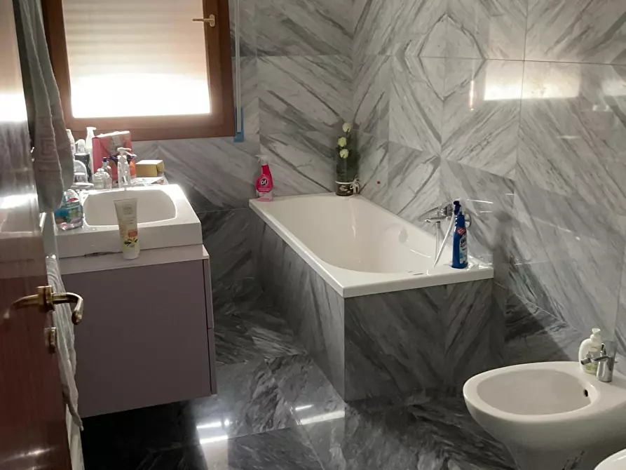 Immagine 7 di Appartamento in vendita  a Carrara