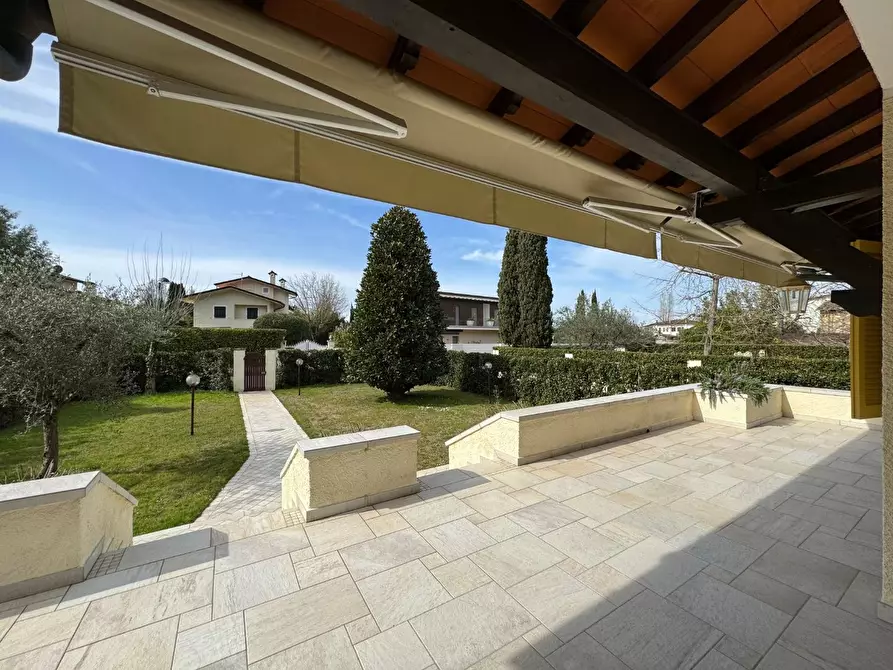 Immagine 2 di Villa in vendita  a Forte Dei Marmi