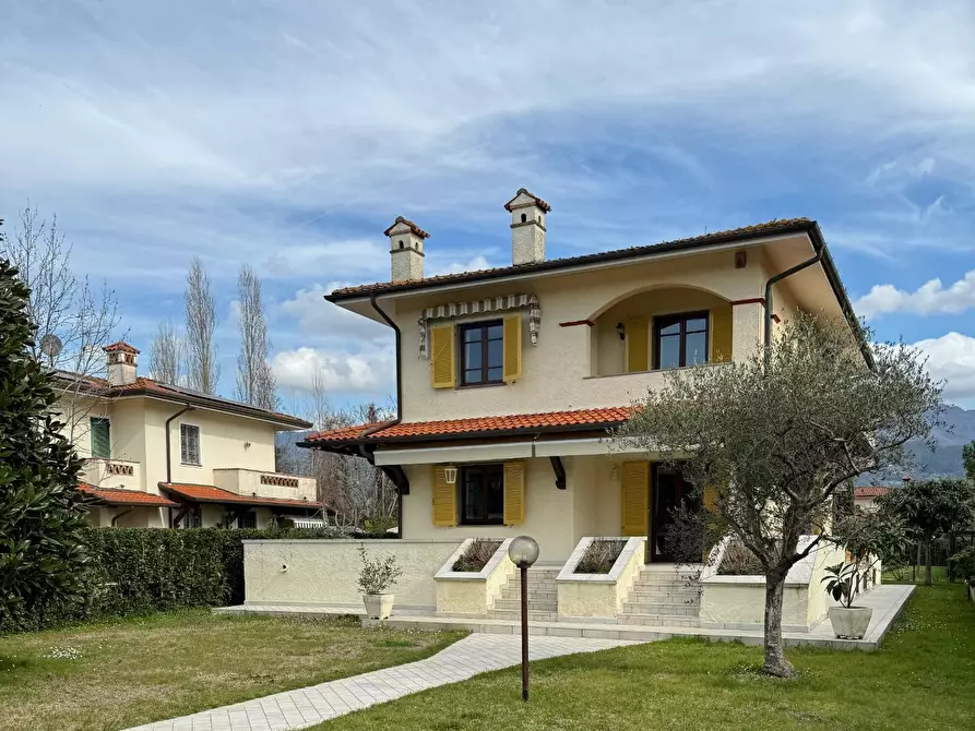 Immagine 1 di Villa in vendita  a Forte Dei Marmi