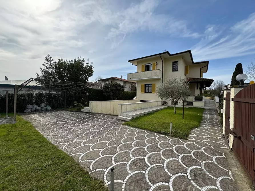 Immagine 3 di Villa in vendita  a Forte Dei Marmi