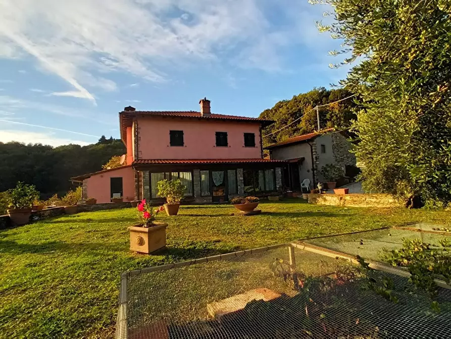 Immagine 5 di Villa in vendita  a Pescaglia