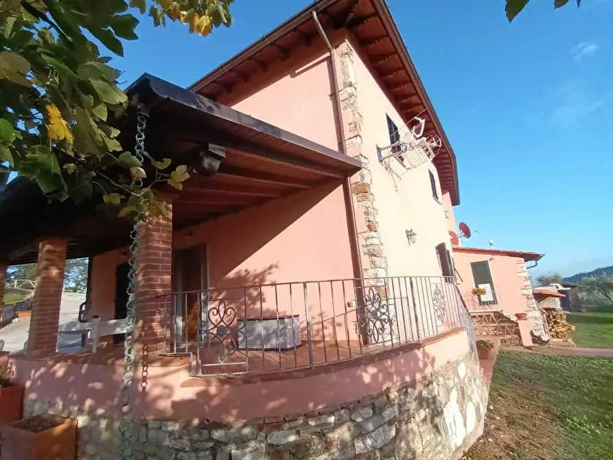 Immagine 2 di Villa in vendita  a Pescaglia