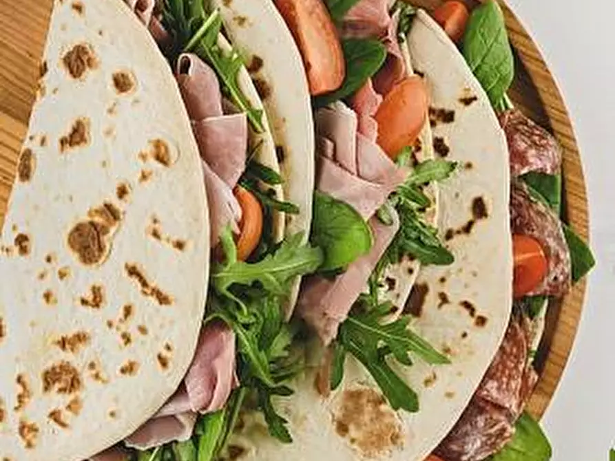 Immagine 2 di Attività commerciale in vendita  a Massa