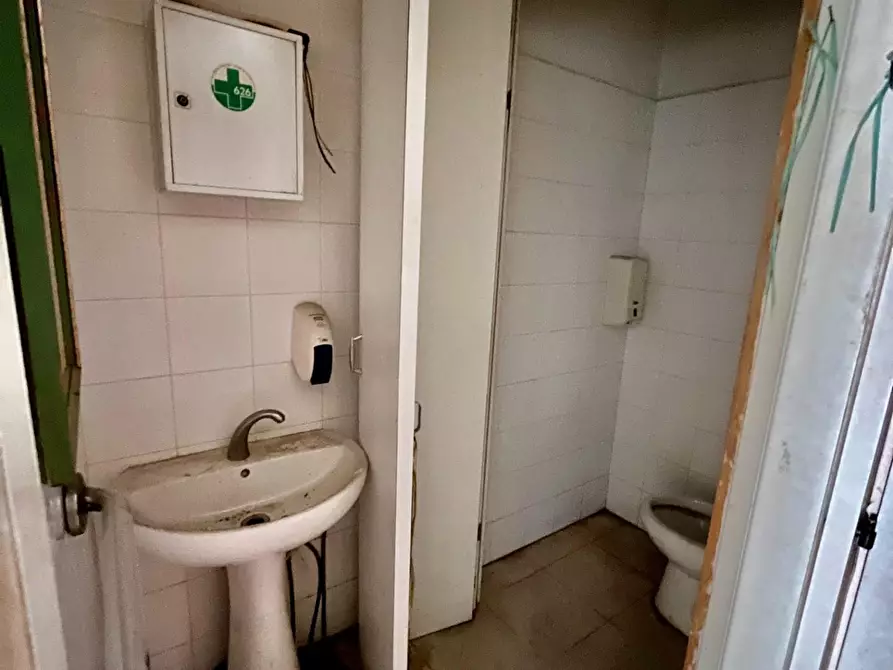 Immagine 4 di Locale commerciale in affitto  a Pontedera