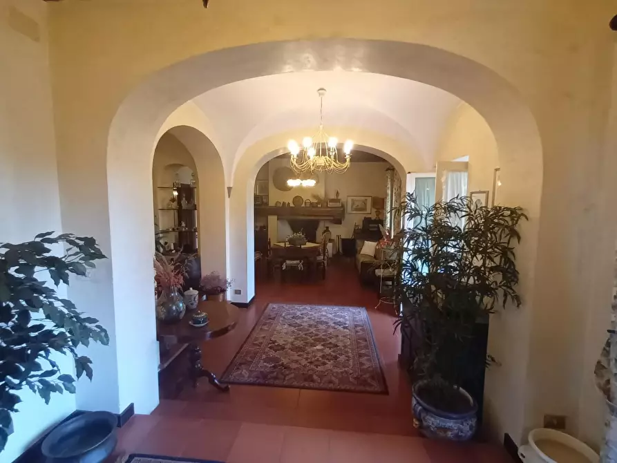 Immagine 1 di Casa semindipendente in vendita  a Lucca