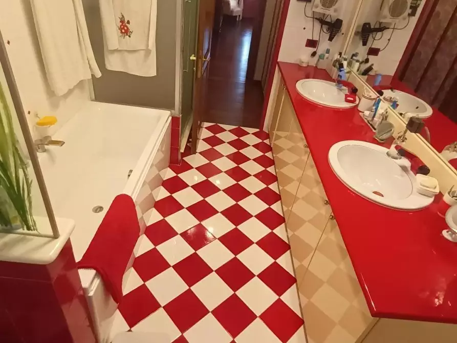 Immagine 21 di Casa semindipendente in vendita  a Lucca