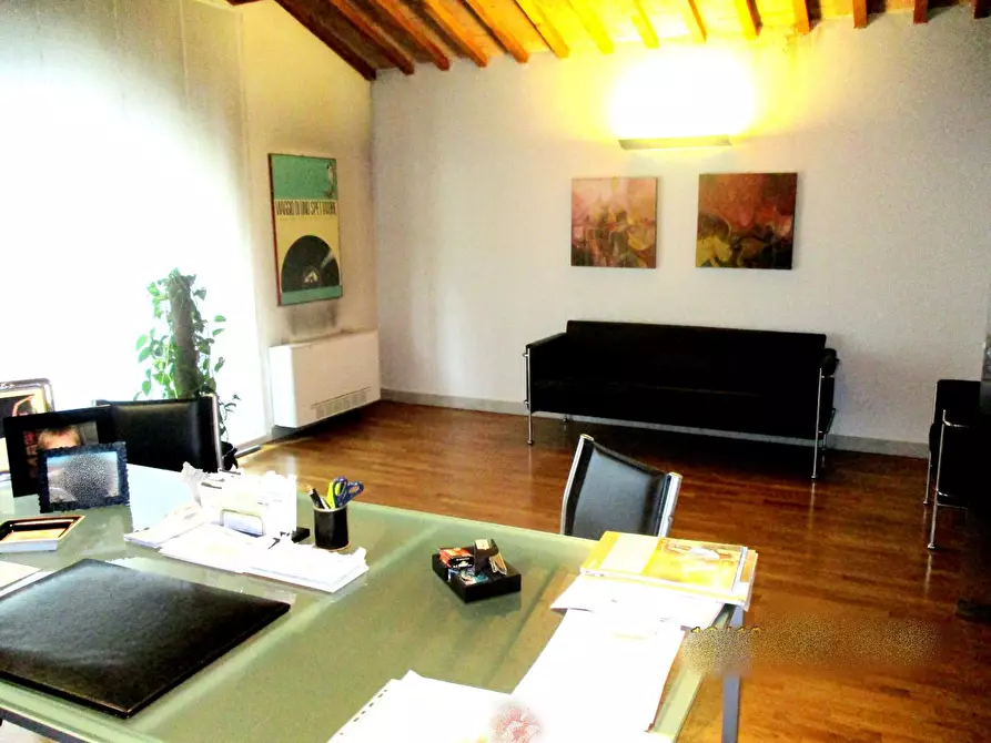 Immagine 2 di Ufficio in vendita  a Pontedera