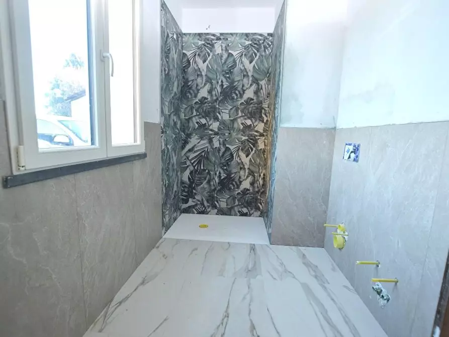 Immagine 11 di Appartamento in vendita  a Lucca