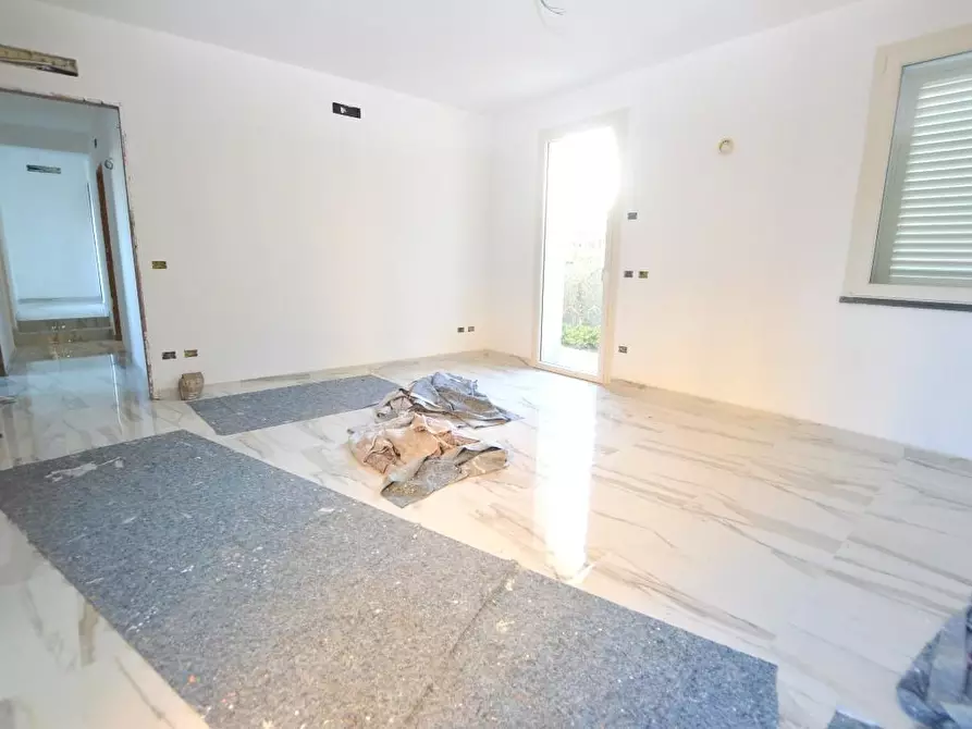 Immagine 2 di Appartamento in vendita  a Lucca