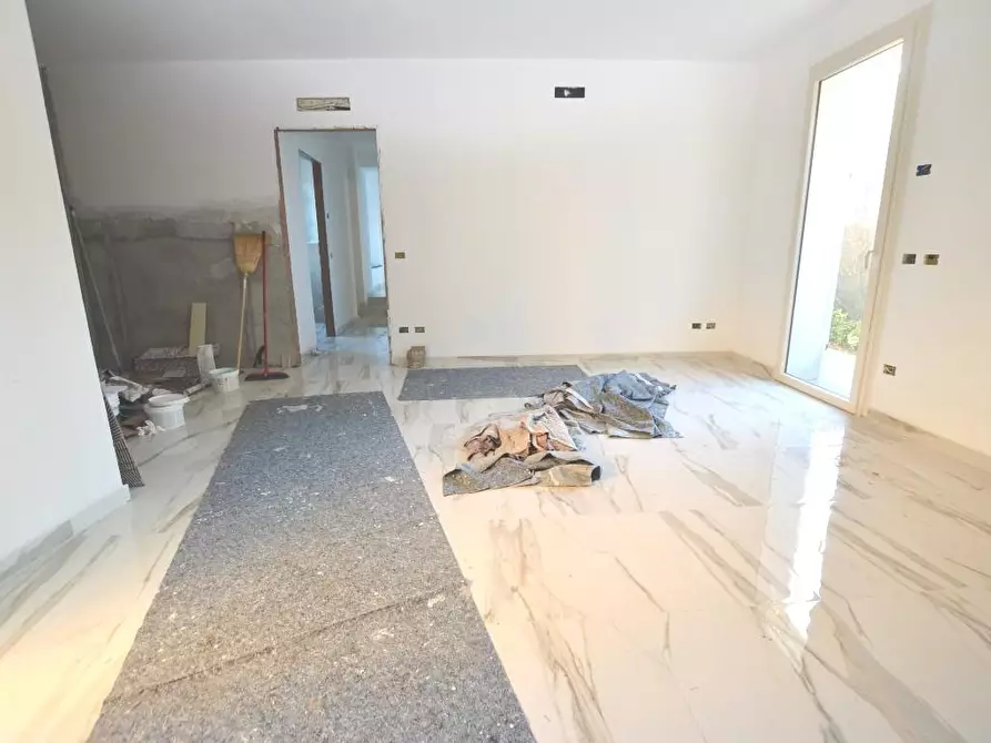 Immagine 3 di Appartamento in vendita  a Lucca