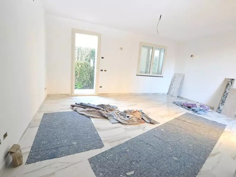 Immagine 5 di Appartamento in vendita  a Lucca