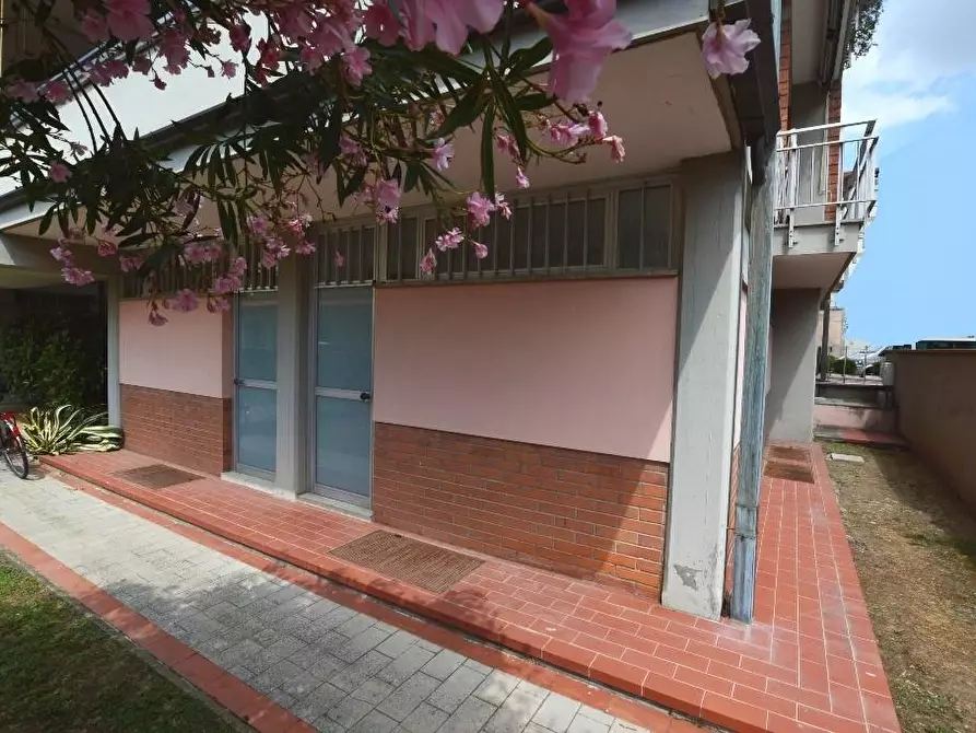 Immagine 1 di Ufficio in affitto  a Lucca