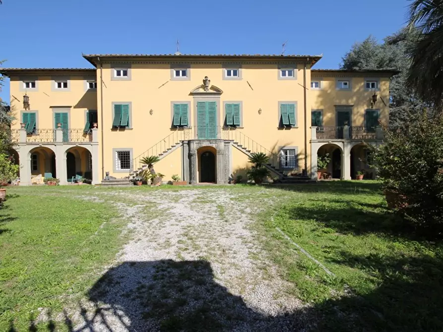 Immagine 1 di Villa in vendita  a Lucca