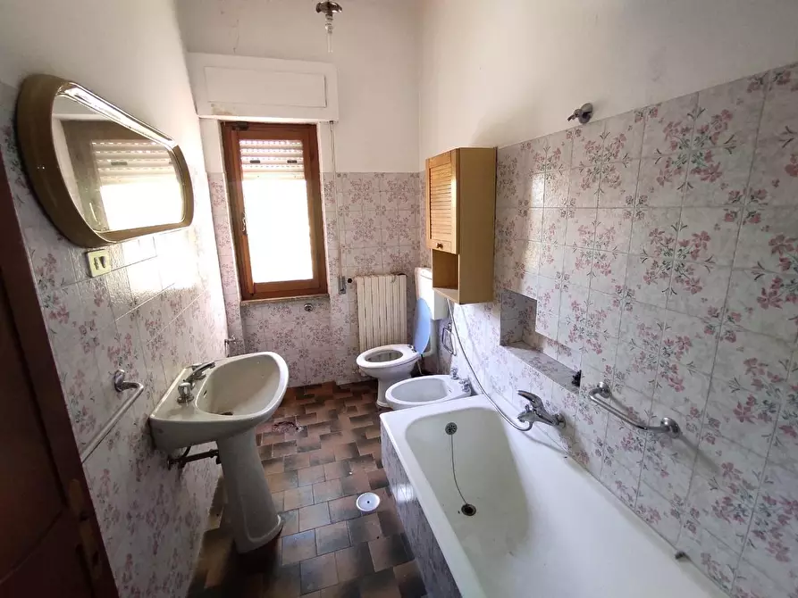Immagine 12 di Villa in vendita  a Ortonovo