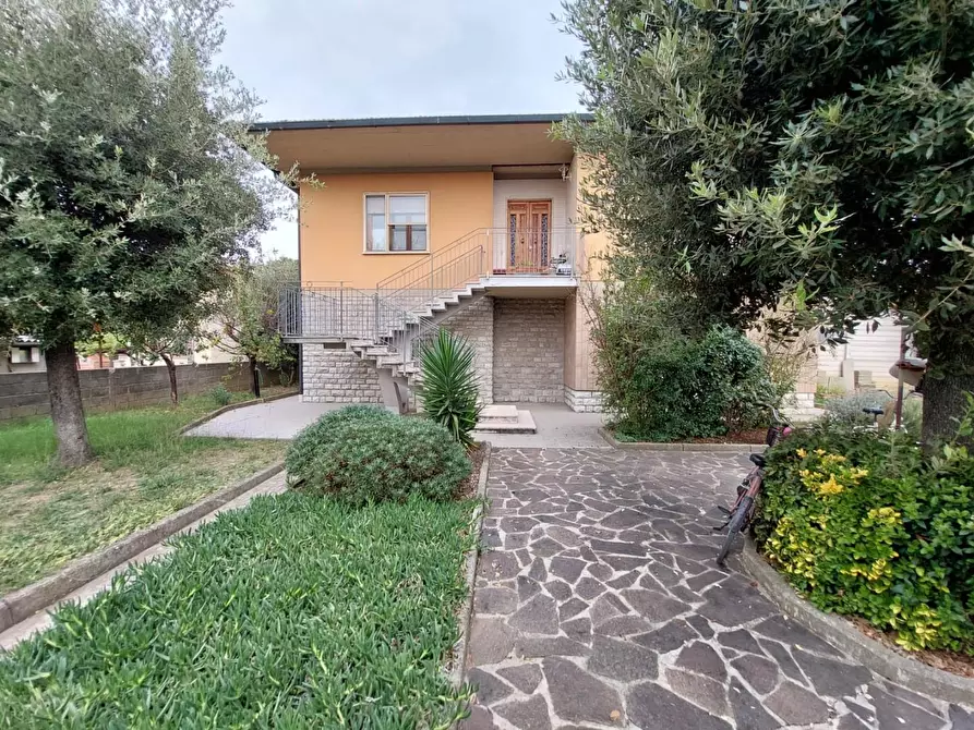 Immagine 2 di Villa in vendita  a Pontedera